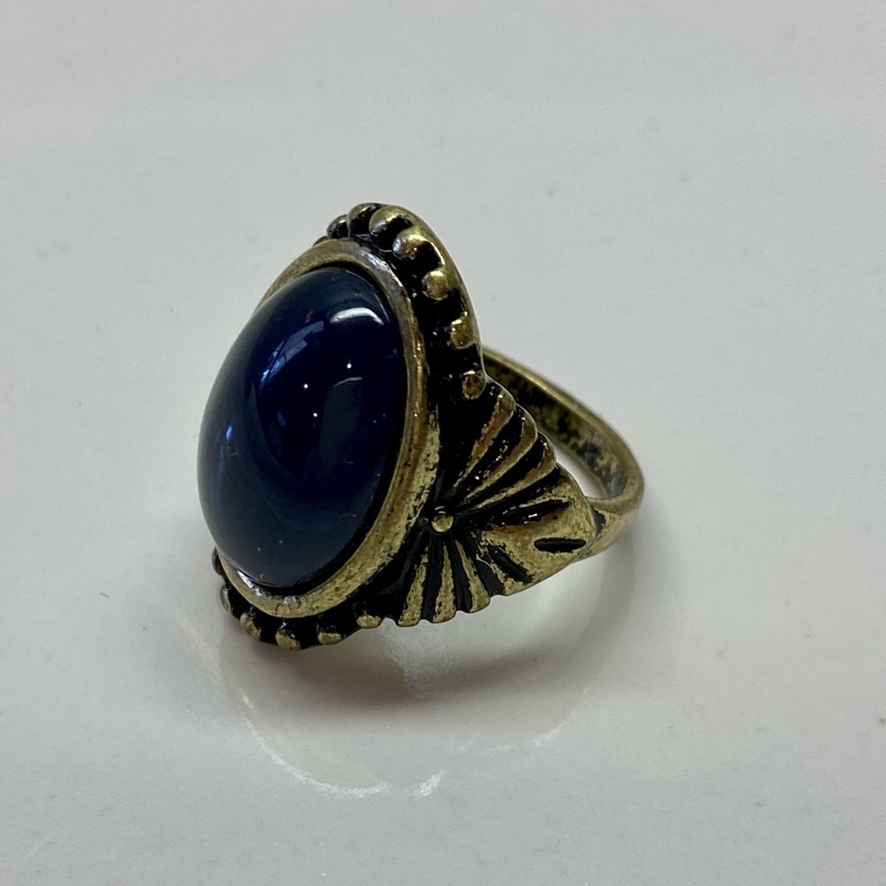 Gold-color mood ring. Victorian style filigree, costume jewelry